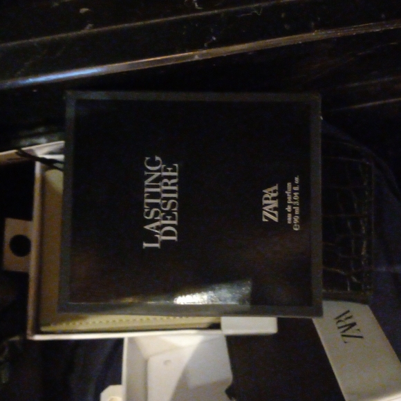 Maison Article basketball shorts,two Wallets,cellphone case,and perfume - Picture 4 of 10